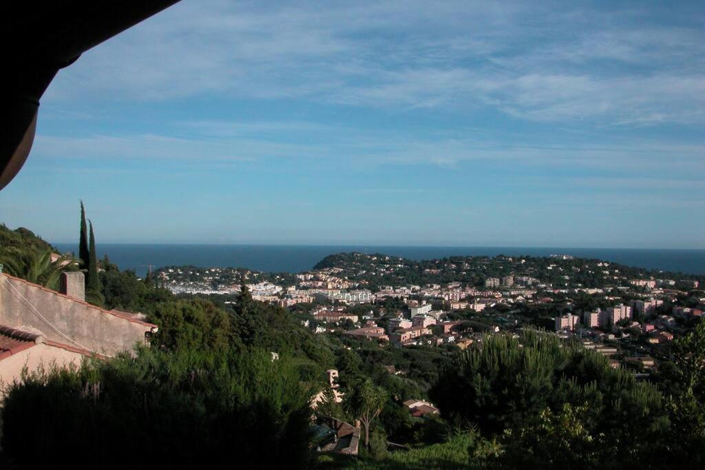 Appartement Rez De Jardin Dans Villa Vue Mer 滨海卡瓦莱尔 外观 照片