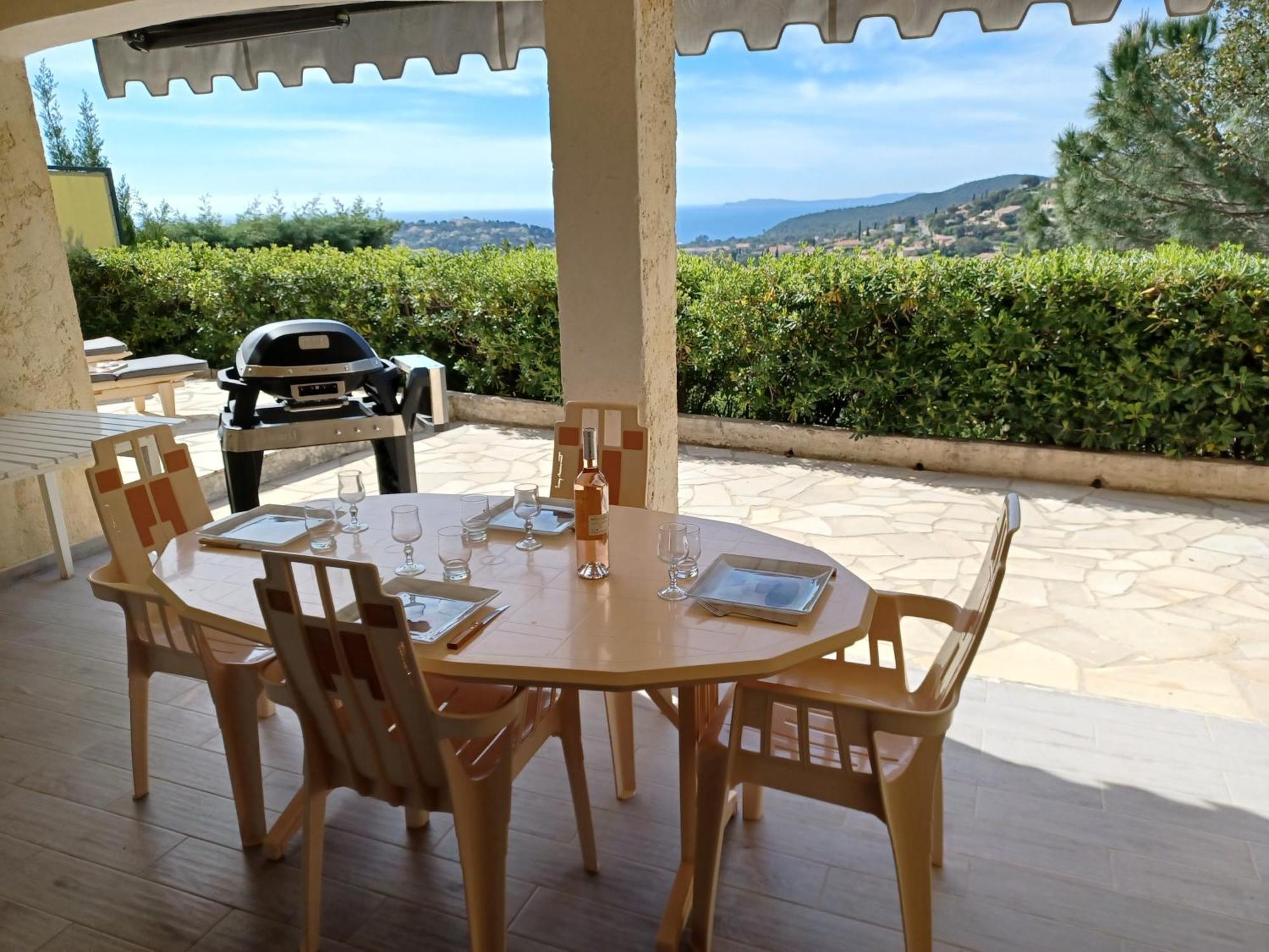 Appartement Rez De Jardin Dans Villa Vue Mer 滨海卡瓦莱尔 外观 照片