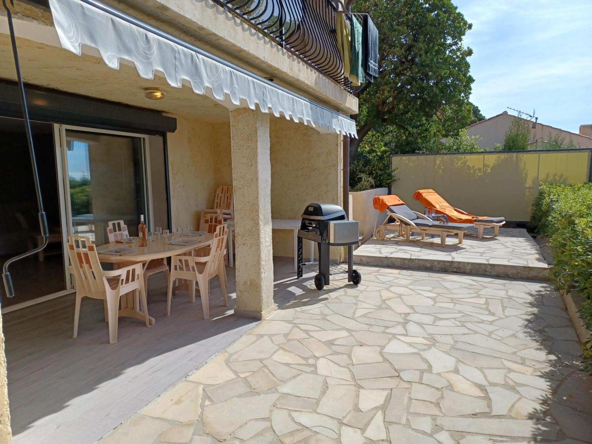 Appartement Rez De Jardin Dans Villa Vue Mer 滨海卡瓦莱尔 外观 照片