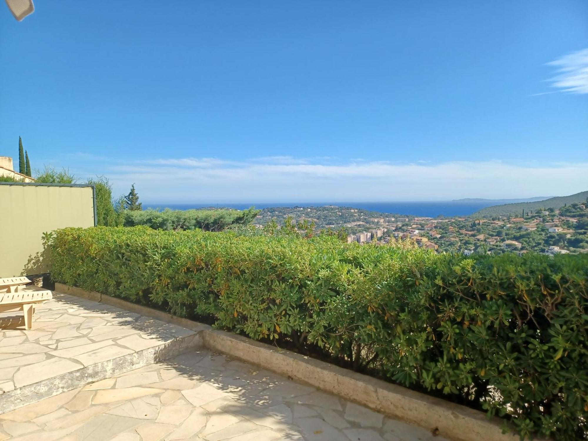 Appartement Rez De Jardin Dans Villa Vue Mer 滨海卡瓦莱尔 外观 照片